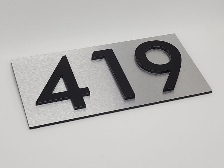 plaque de porte fond aluminium brossé chiffre moderne noir  adresse de porte numéro civique numérocivique.com